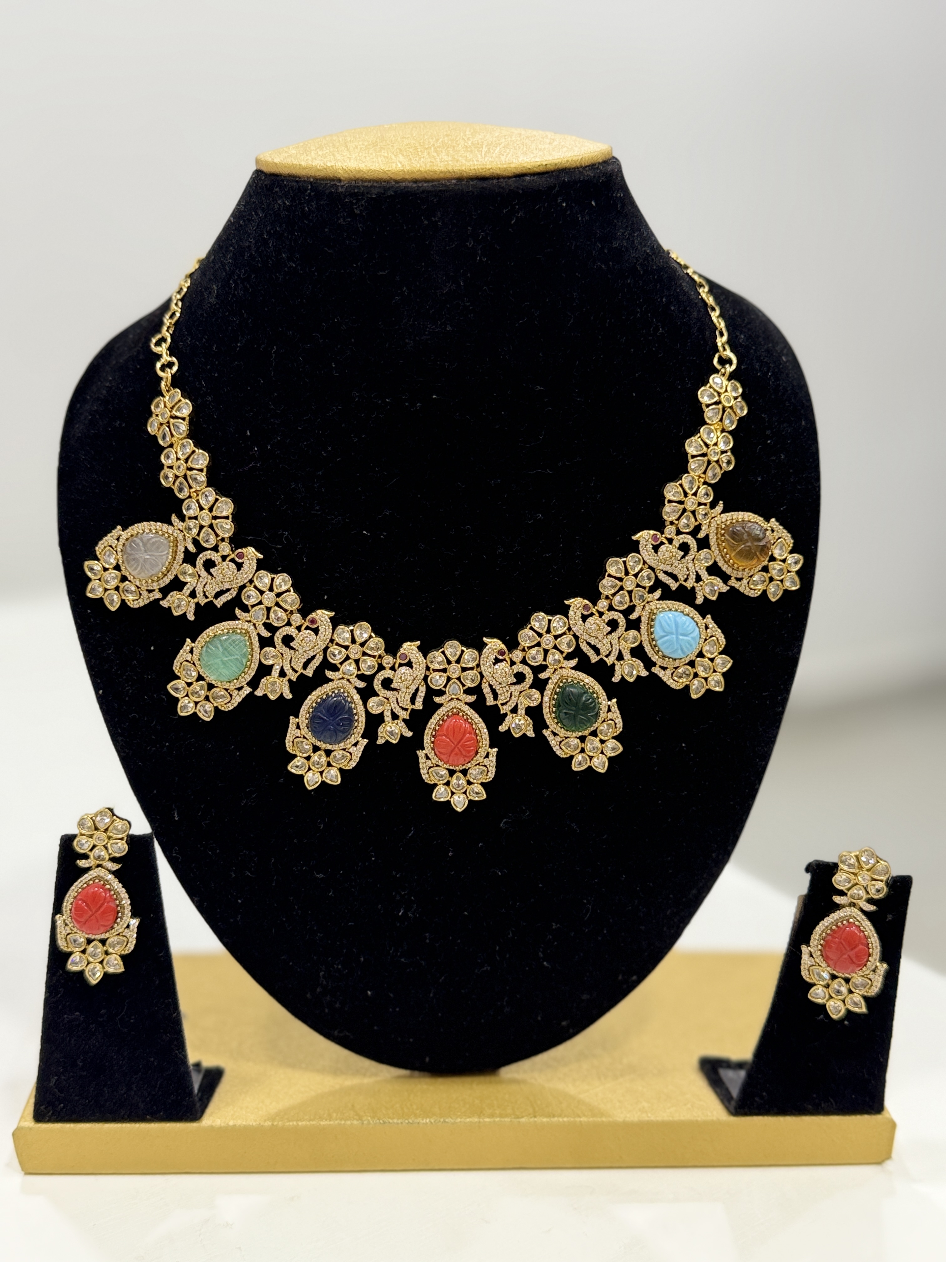 Trendy choker set